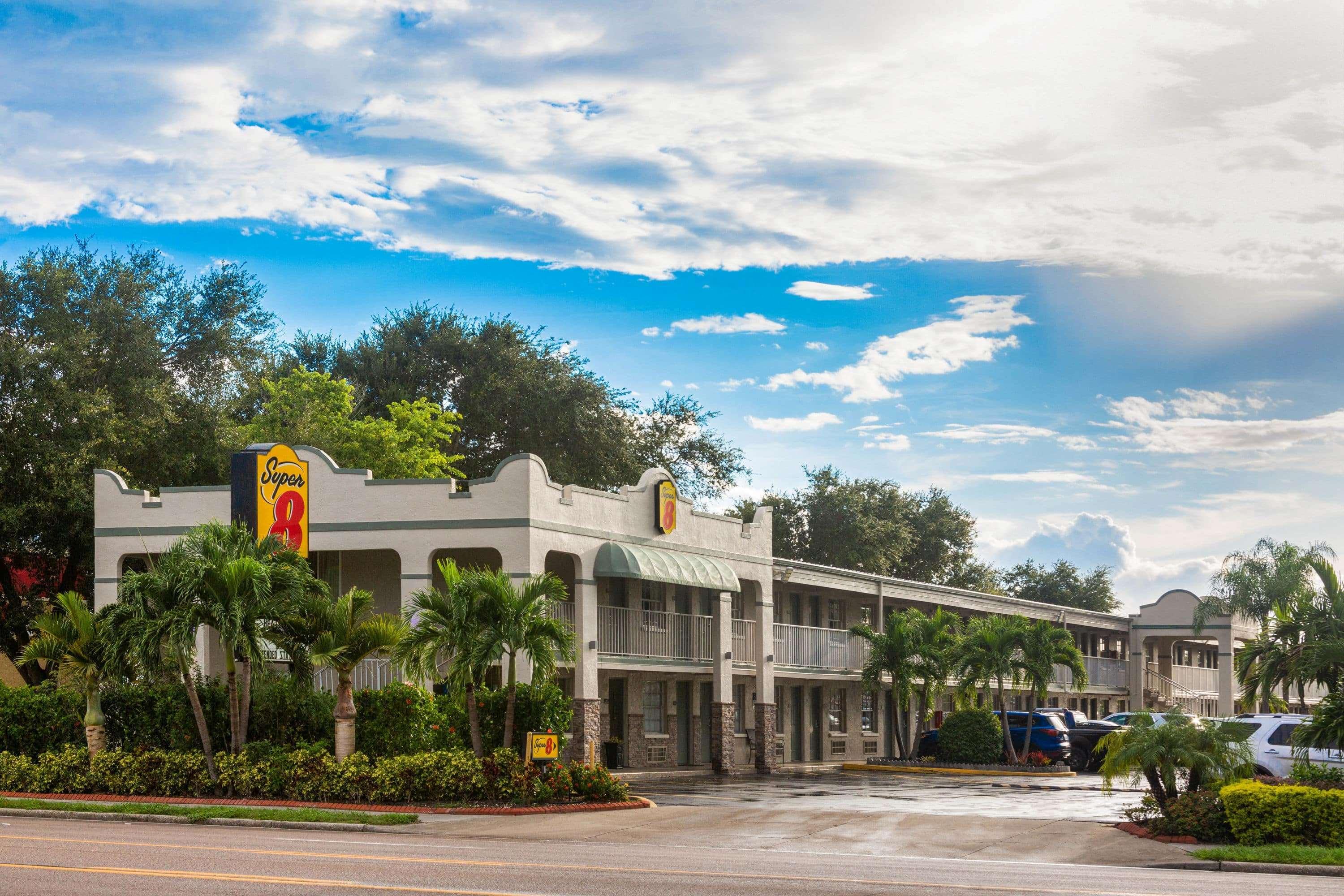 Super 8 By Wyndham Bradenton Sarasota Area Motel Exterior photo